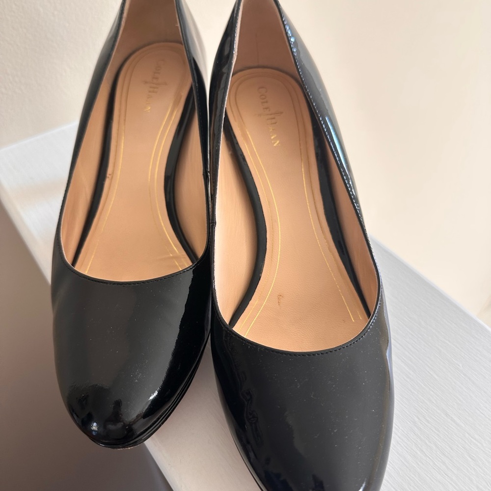 Glossy patent leather Cole Haan size 9.5B round toe classic pumps